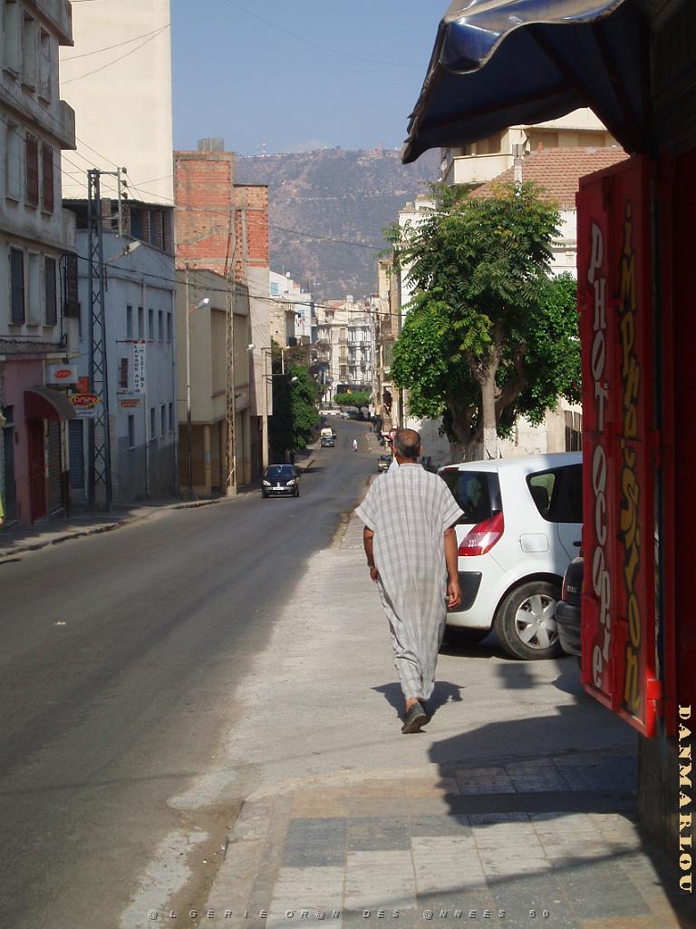 ORAN AOUT 2006 RUE MIRAUCHAUX DEPART PLACE DES VICTOIRES.JPG